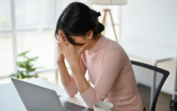 Stress kéo dài có ảnh hưởng xấu đến sức khỏe tổng thể, làm da suy yếu