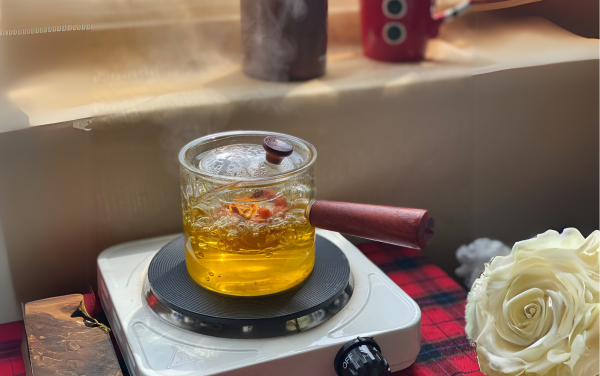 Tía tô có tác dụng kháng viêm và detox, từ đó giúp làn da sáng khỏe từ bên trong