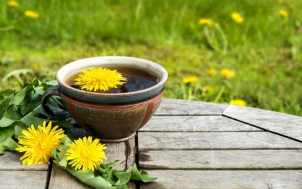 Lưu ý khi dùng trà giảm mụn: không lạm dụng, không thay thế thuốc, cân nhắc sức khỏe cá nhân và chọn sản phẩm có nguồn gốc rõ ràng.