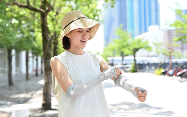 Việc che chắn kĩ khi ra đường không chỉ để bảo vệ da mà còn giúp tóc không bị xơ rối