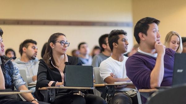 Canada Dừng Đột Ngột Chương Trình SDS: Tác Động Lớn Đến Học Sinh Việt Nam