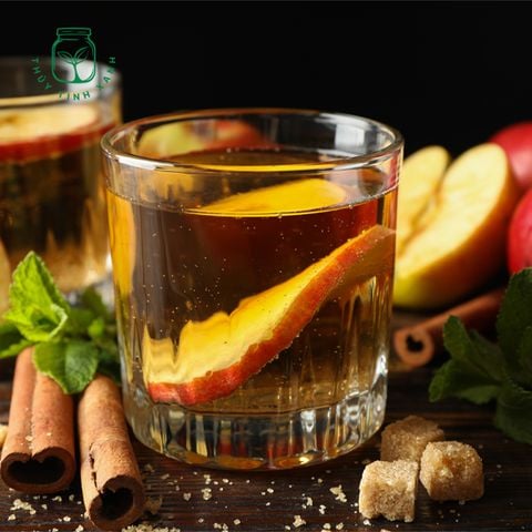 Cách pha Apple Cinnamon Whiskey – cocktail ấm áp với ly Crest Rock Tumbler