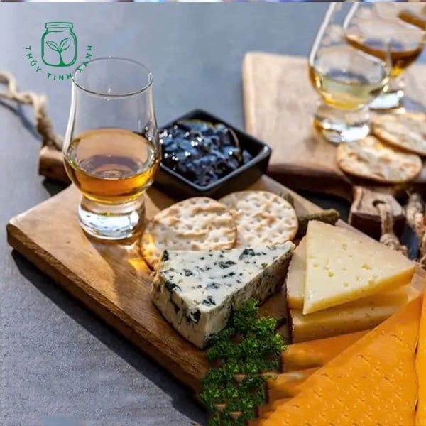Rượu Whisky kết hợp cùng phô mai