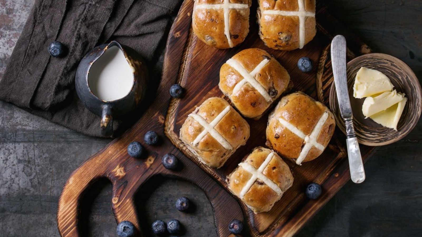 4 Công thức làm bánh Hot Cross Buns bạn không thể qua