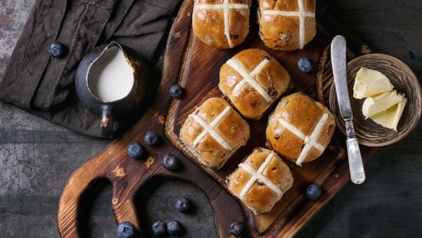 4 Công thức làm bánh Hot Cross Buns bạn không thể qua