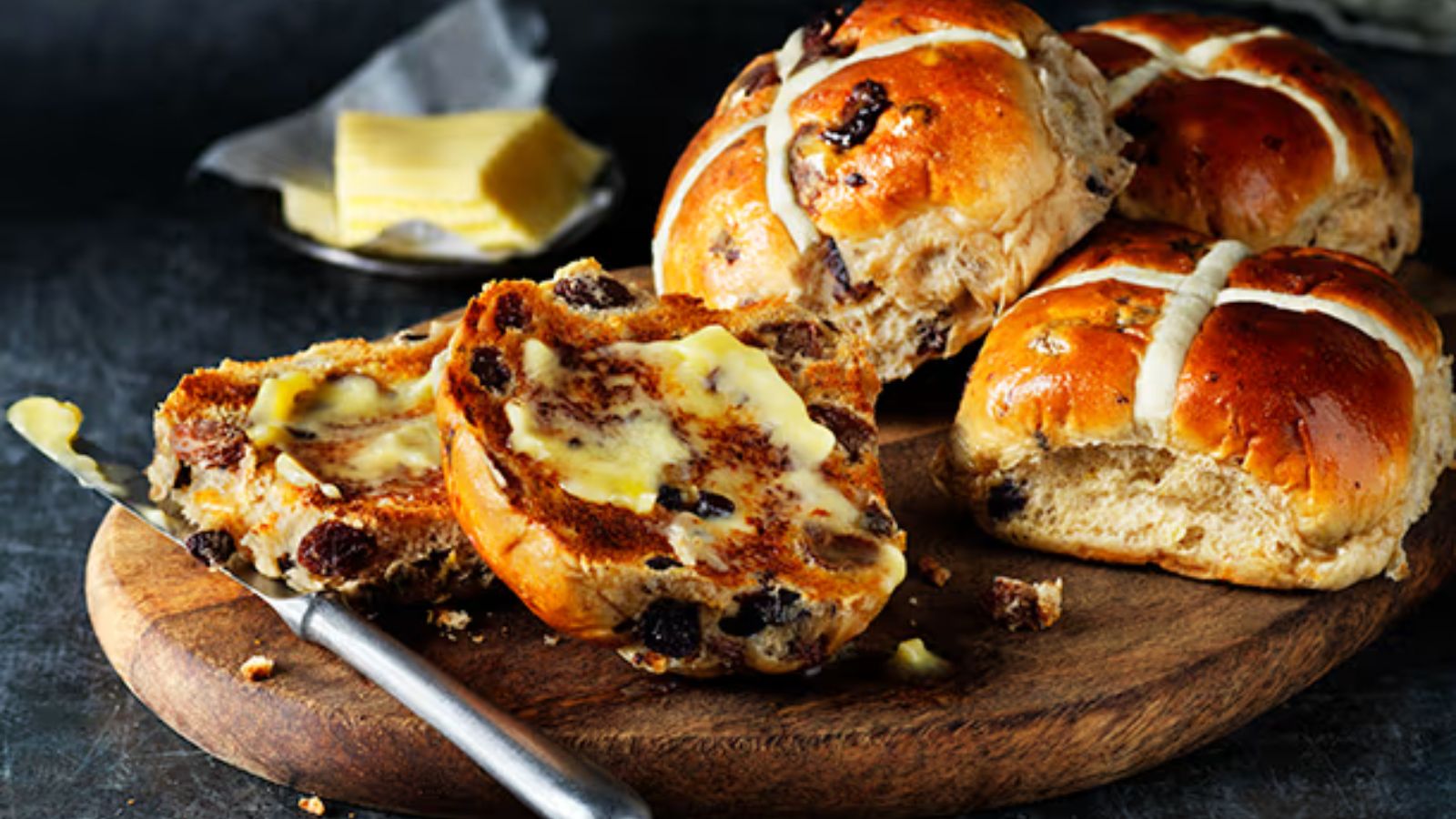 Vì sao bánh Hot Cross Buns là biểu tượng của lễ Phục Sinh?