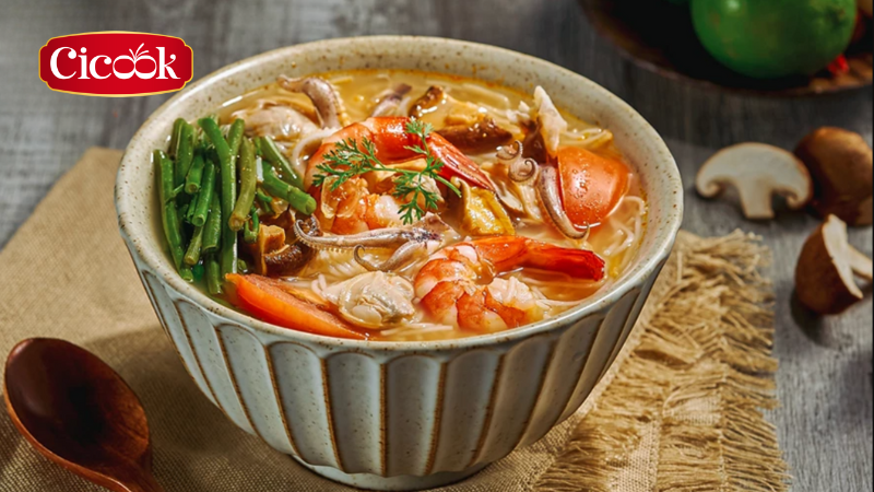 Công thức làm bún hải sản chua cay đơn giản