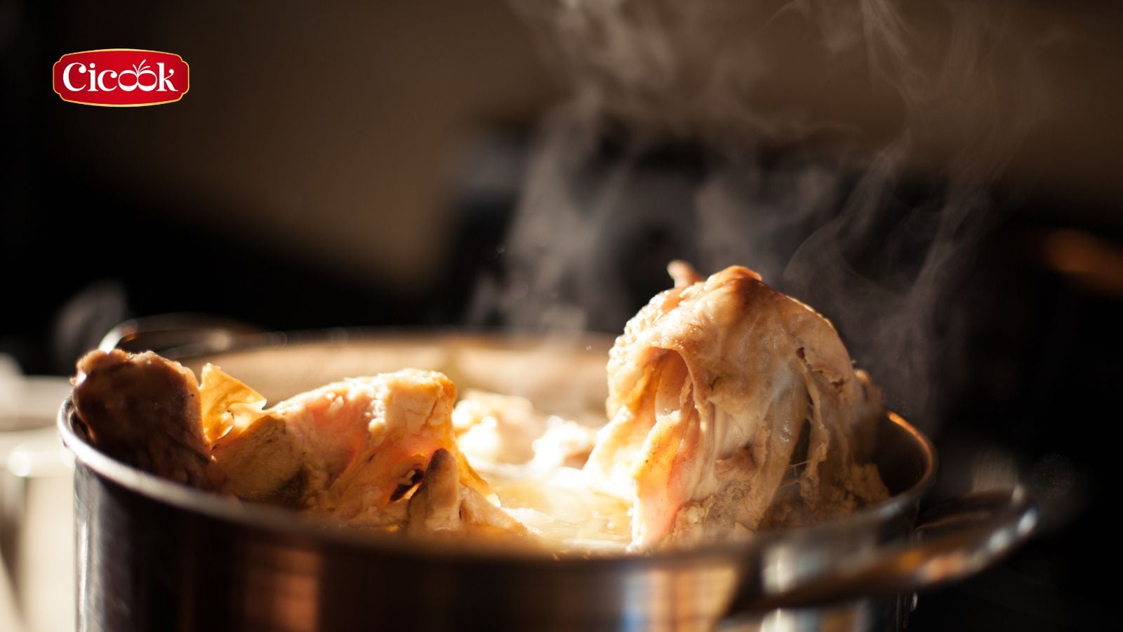 Cách luộc gà ngon: Bí quyết cho da vàng óng, thịt mềm ngọt