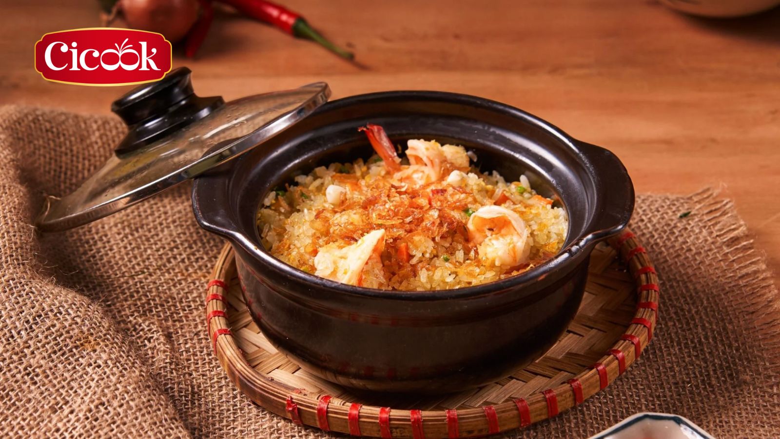 Công thức làm cơm chiên hải sản trộn xốt chua cay chuẩn vị nhà hàng