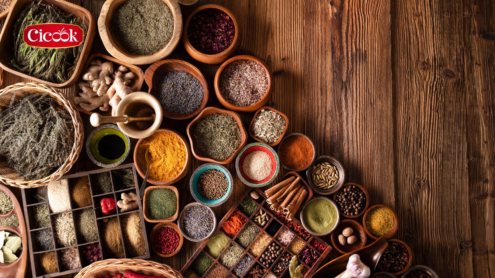 So sánh gia vị tươi phối trộn và gia vị công nghiệp: Lựa chọn nào tốt hơn cho sức khỏe và hương vị?