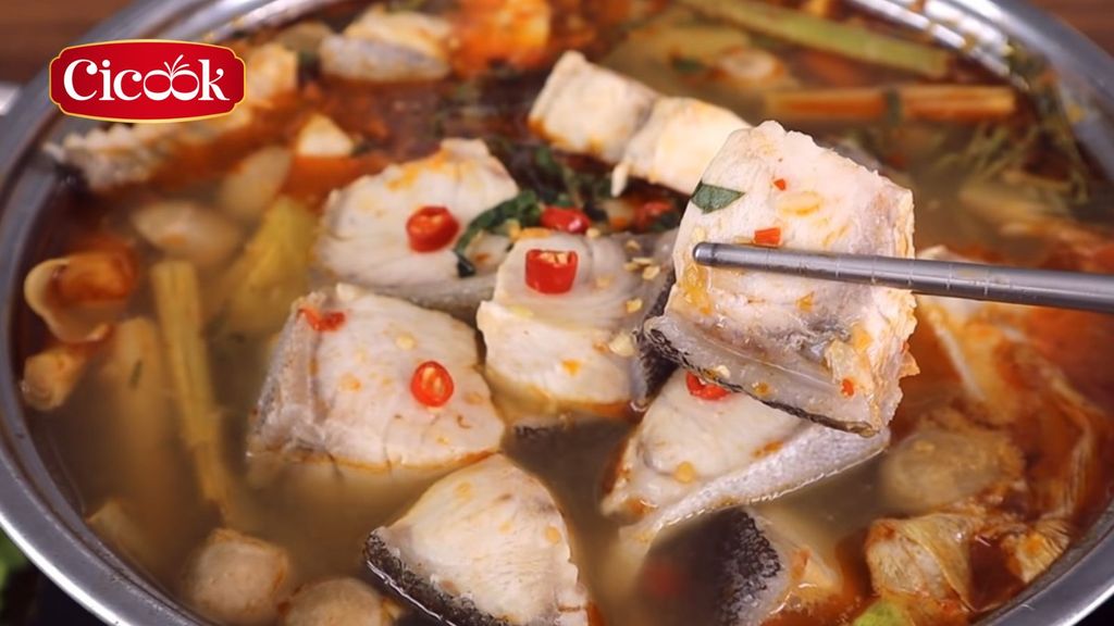 Cách nấu lẩu cá bớp chua cay cho hội bạn 4 người