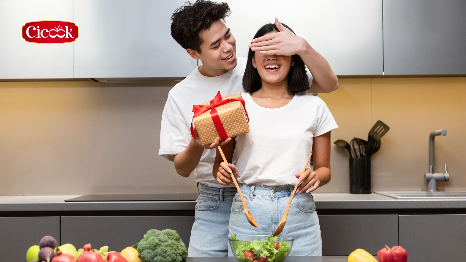 8/3 nên mua gì tặng cho vợ vui, thiết thực lại trendy