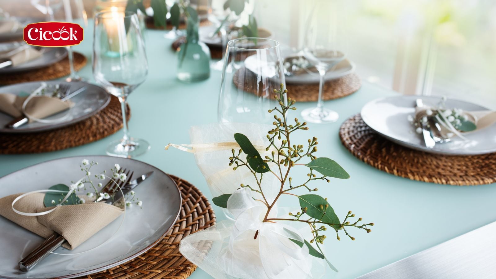 Cách trang trí bàn ăn 8/3 lãng mạn, ấm cúng dành tặng người phụ nữ yêu thương