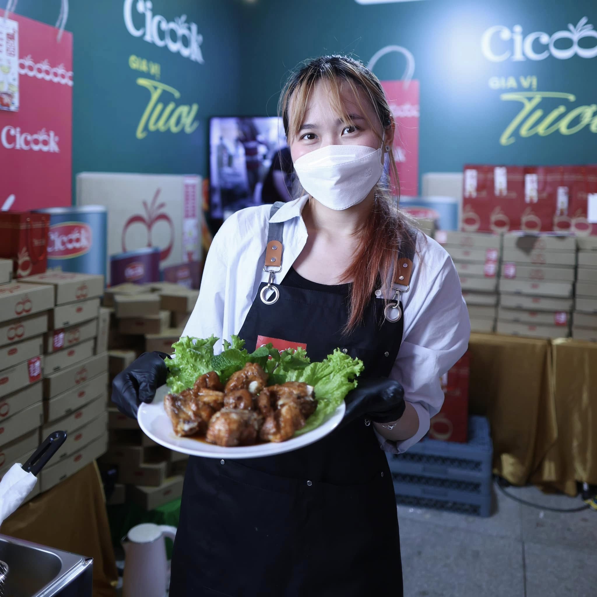 KHÁCH HÀNG TRẢI NGHIỆM SƯỜN NON ĐÚT LÒ SỐT CHUA CAY TỪ