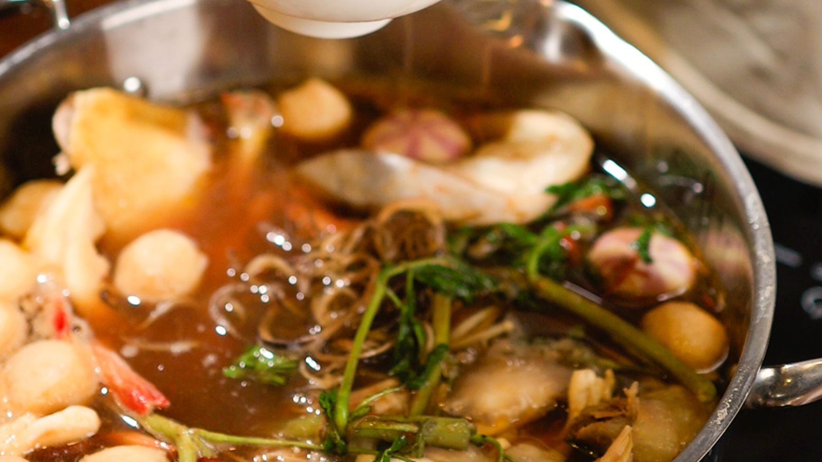 Cách nấu lẩu đơn giản tại nhà với lon xốt Cicook