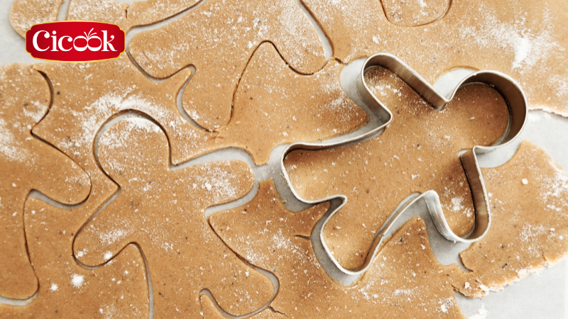 Cắt bánh quy gừng để nướng