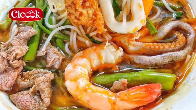 Món bún hải sản chua cay thập cẩm