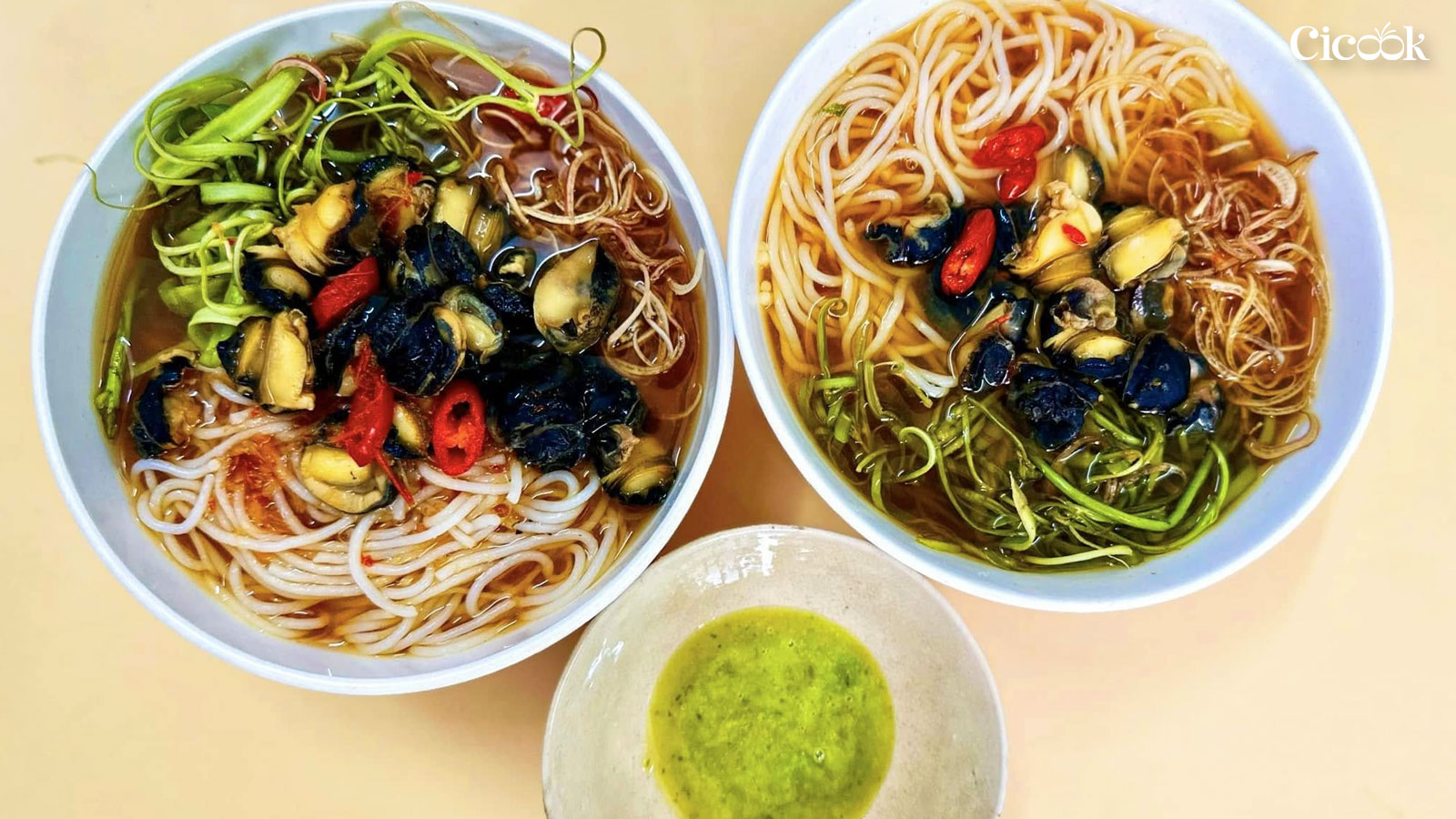 Tô bún ốc dành cho 2 mẹ con Cua Tím