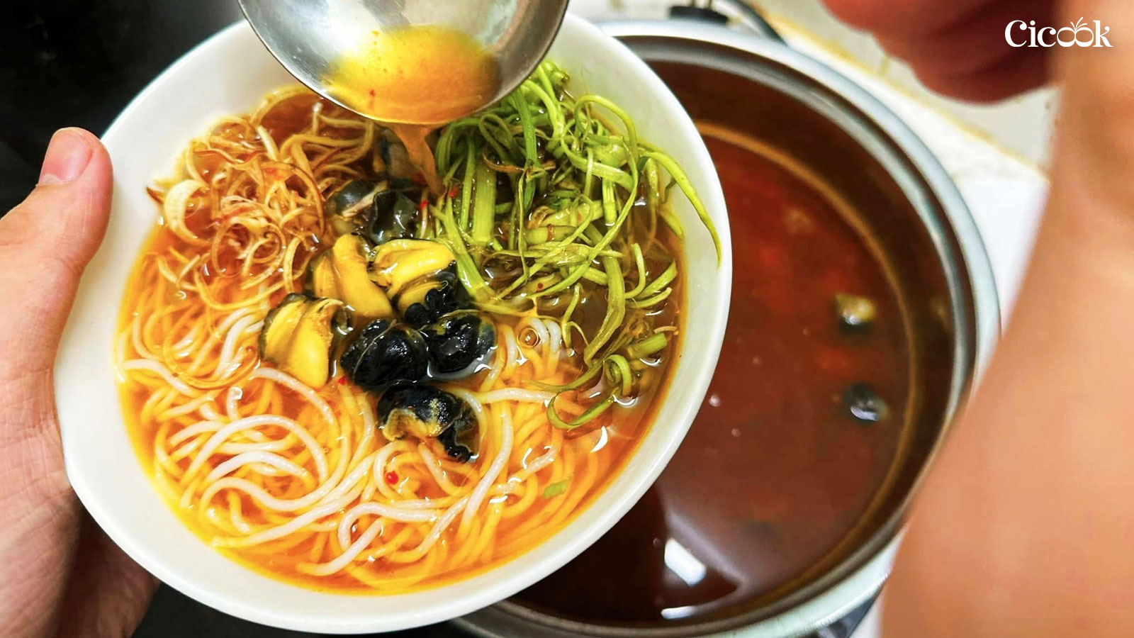 Múc nước dùng và thưởng thức