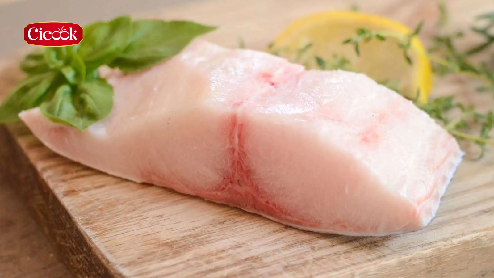 Sơ chế cá bóp sạch sẽ rồi cắt ra thành các khúc vừa ăn