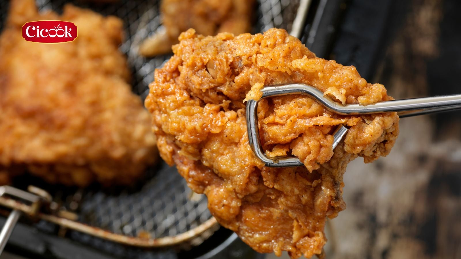 Cách tạo lớp vỏ giòn rụm cho gà