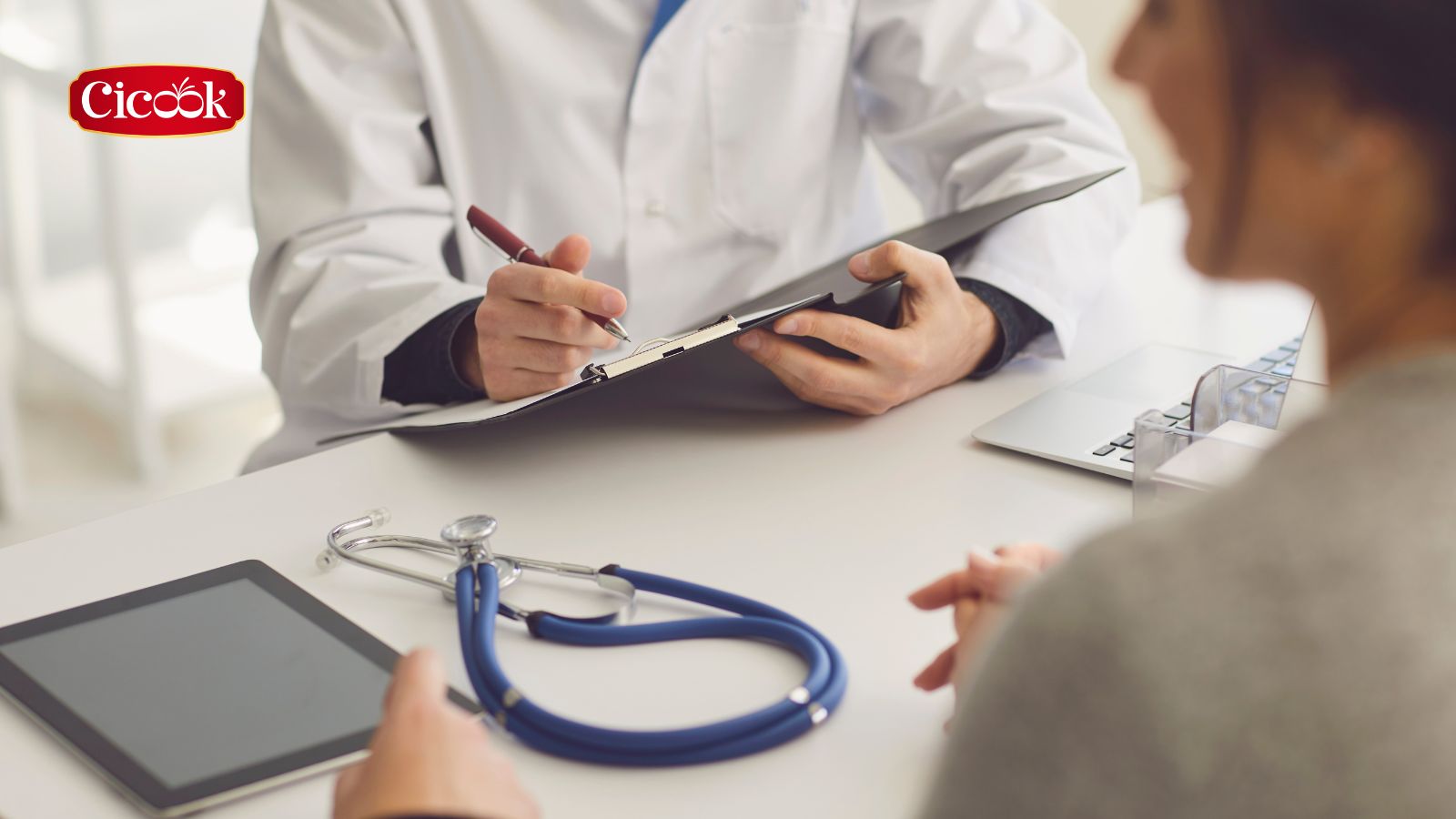 Đi khám bác sĩ khi đau họng trở nặng