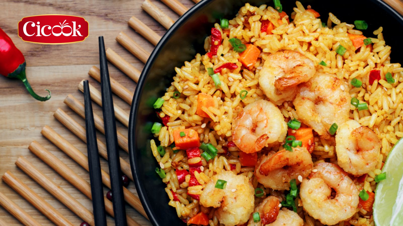 Cơm chiên hải sản trộn xốt chua cay trong các bữa tiệc