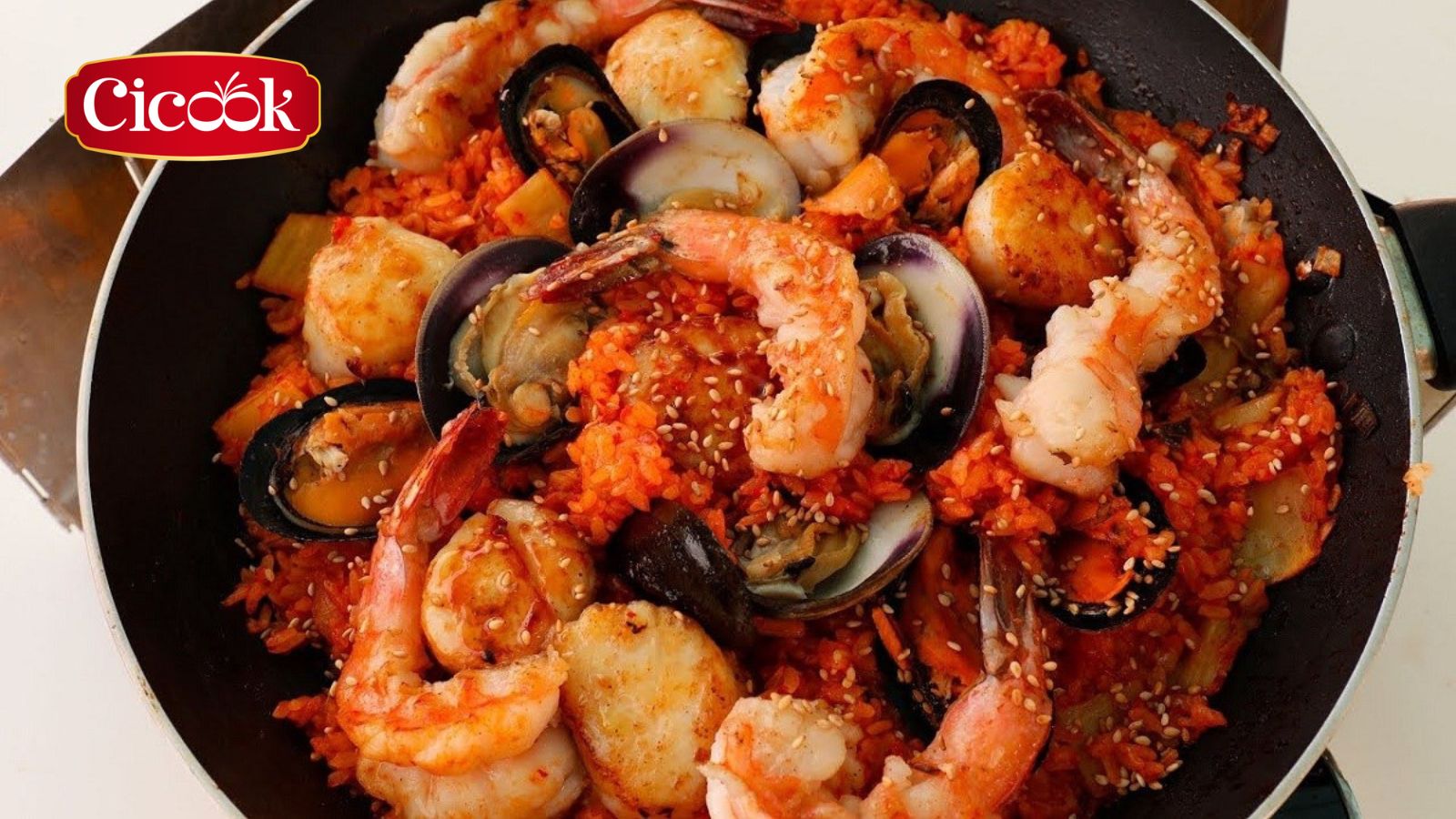 Cơm chiên hải sản trộn xốt chua cay Cicook