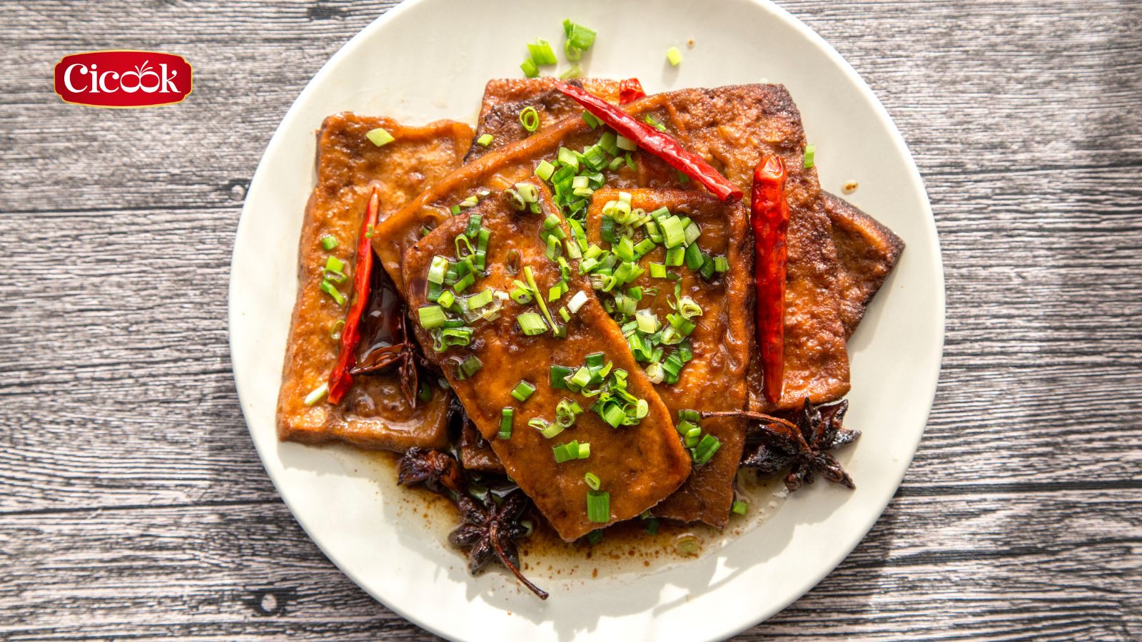 Hoàn thành món đậu hũ xốt chua cay