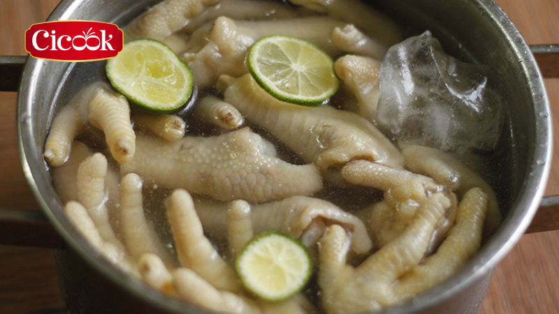 Sơ chế chân gà để làm chân gà xốt chua cay