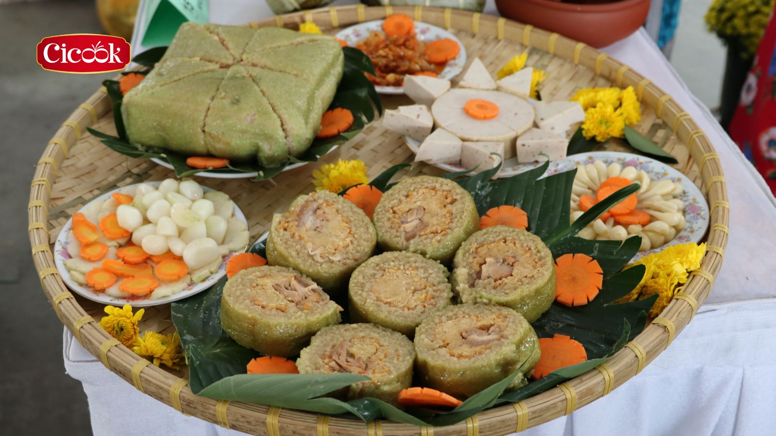 Bánh chưng / bánh tét + dưa hành / củ kiệu / dưa món