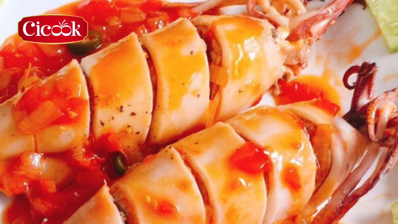 Hoàn thành món mực nhồi thịt xốt chua cay
