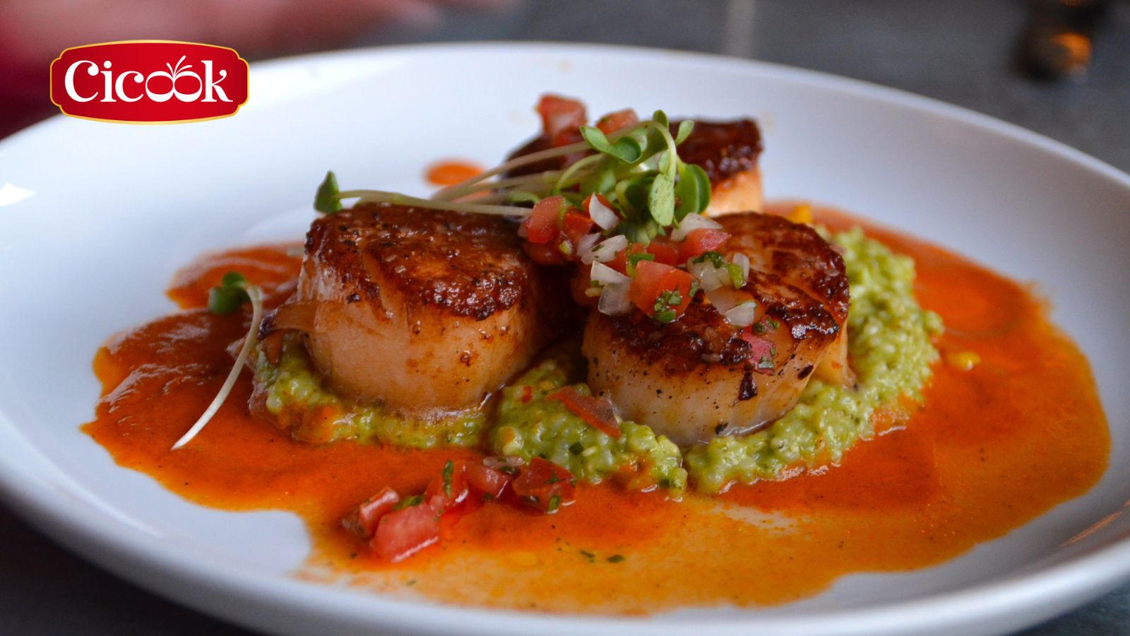 Hoàn thành món sò điệp áp chảo chua cay