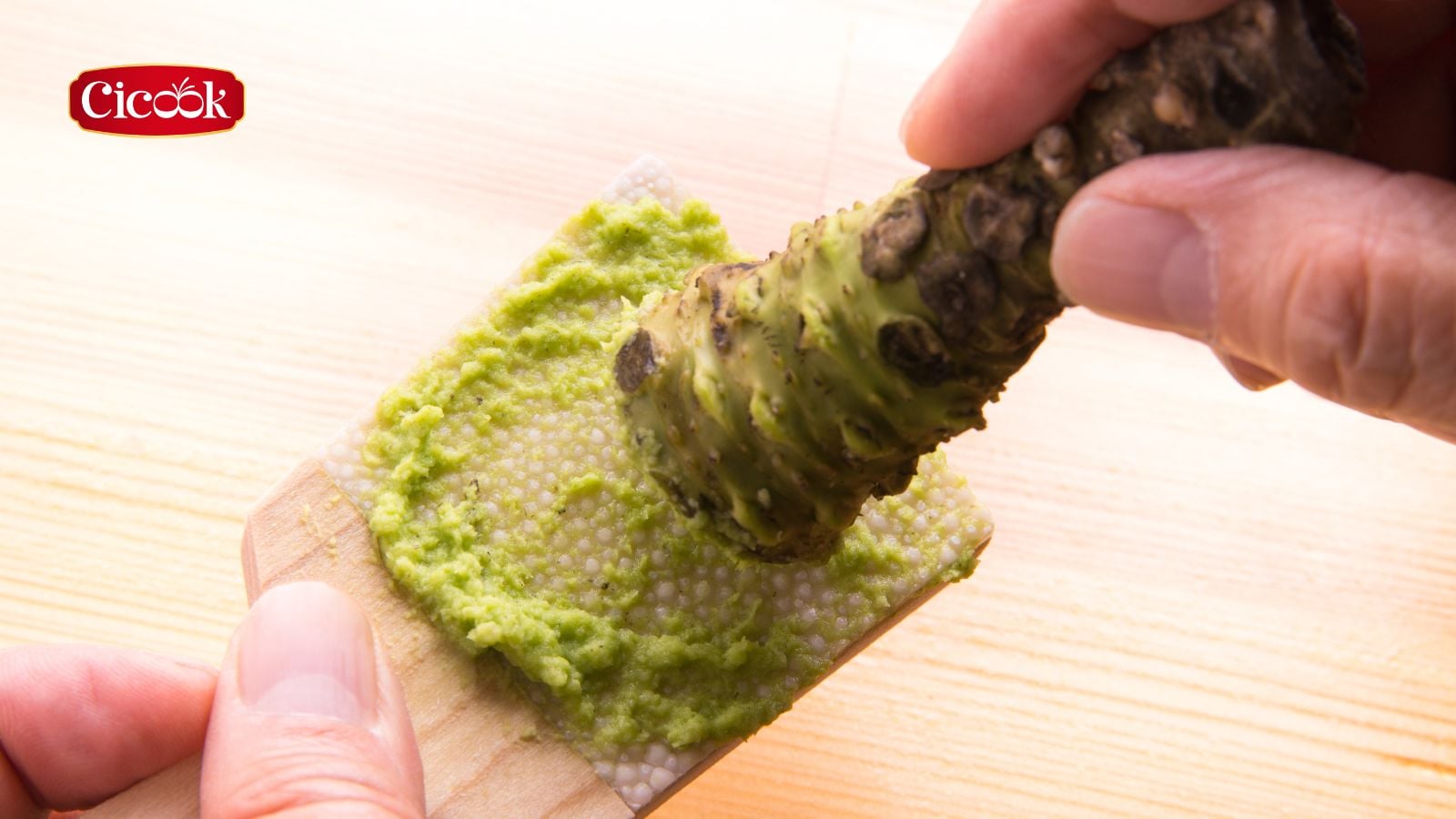 Nước chấm hải sản mù tạt và nước tương khi ăn hải sản tươi sống