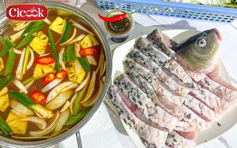 Spicy and sour carp hotpot