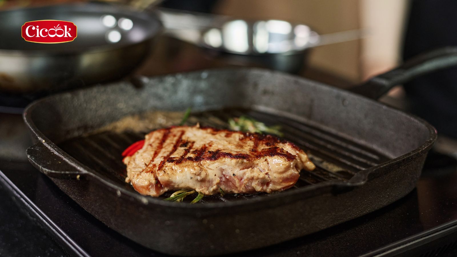 Áp chảo thăn bò trên chảo gang