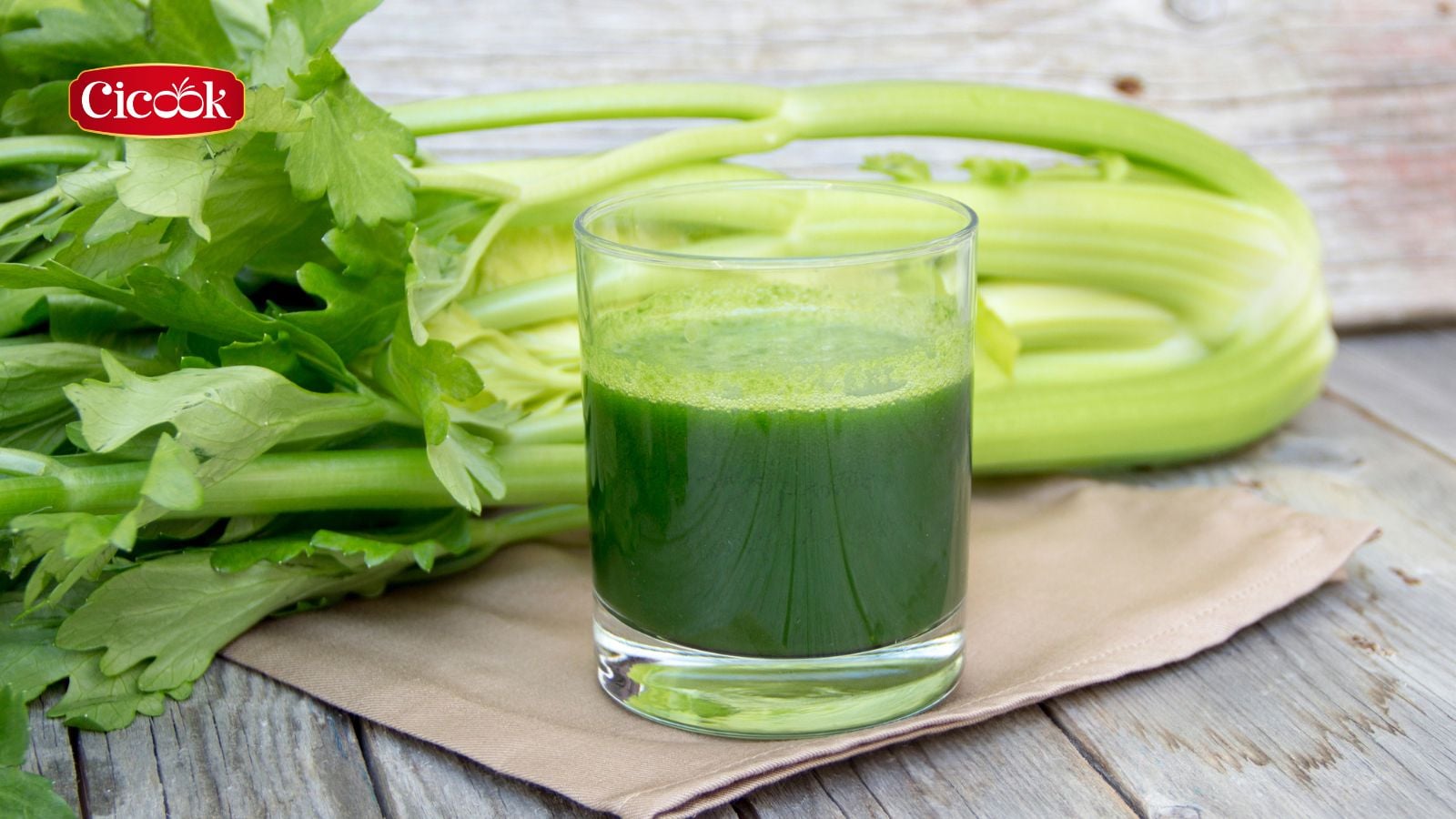 Nước ép cần tây khi uống buổi sáng