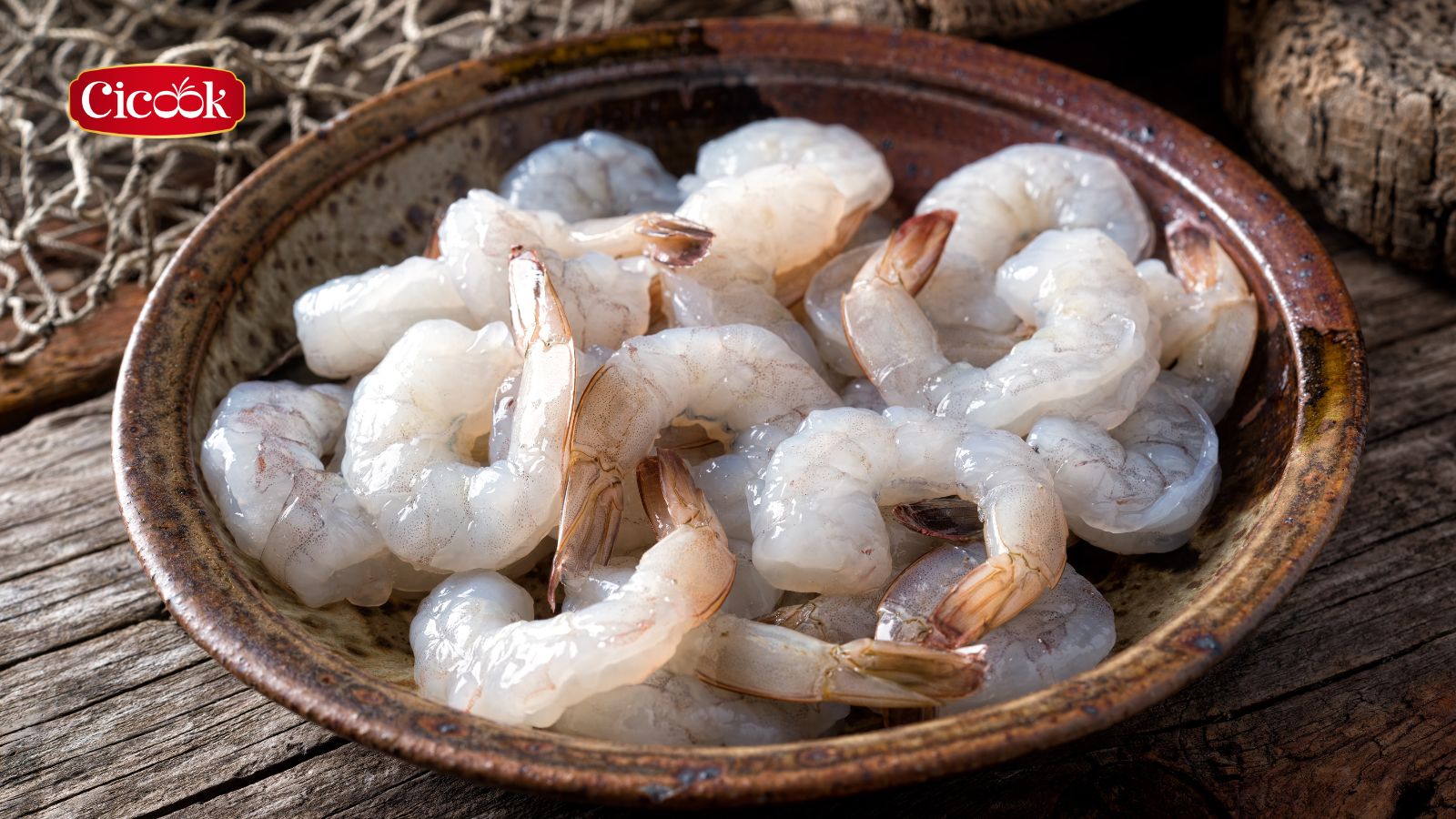 Sơ chế tôm: lọt vỏ bỏ đầu