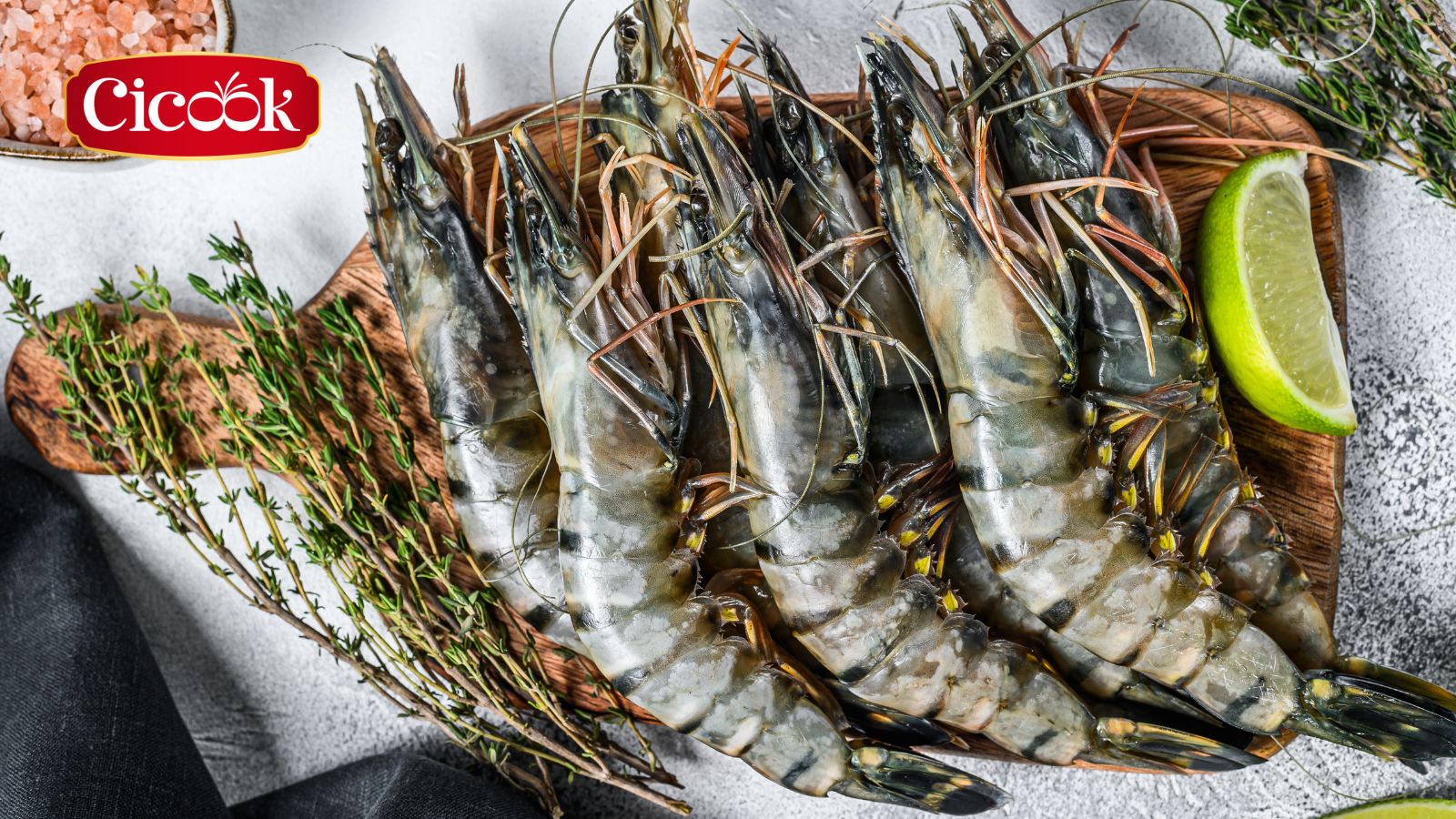 Sơ chế sạch sẽ tôm sú