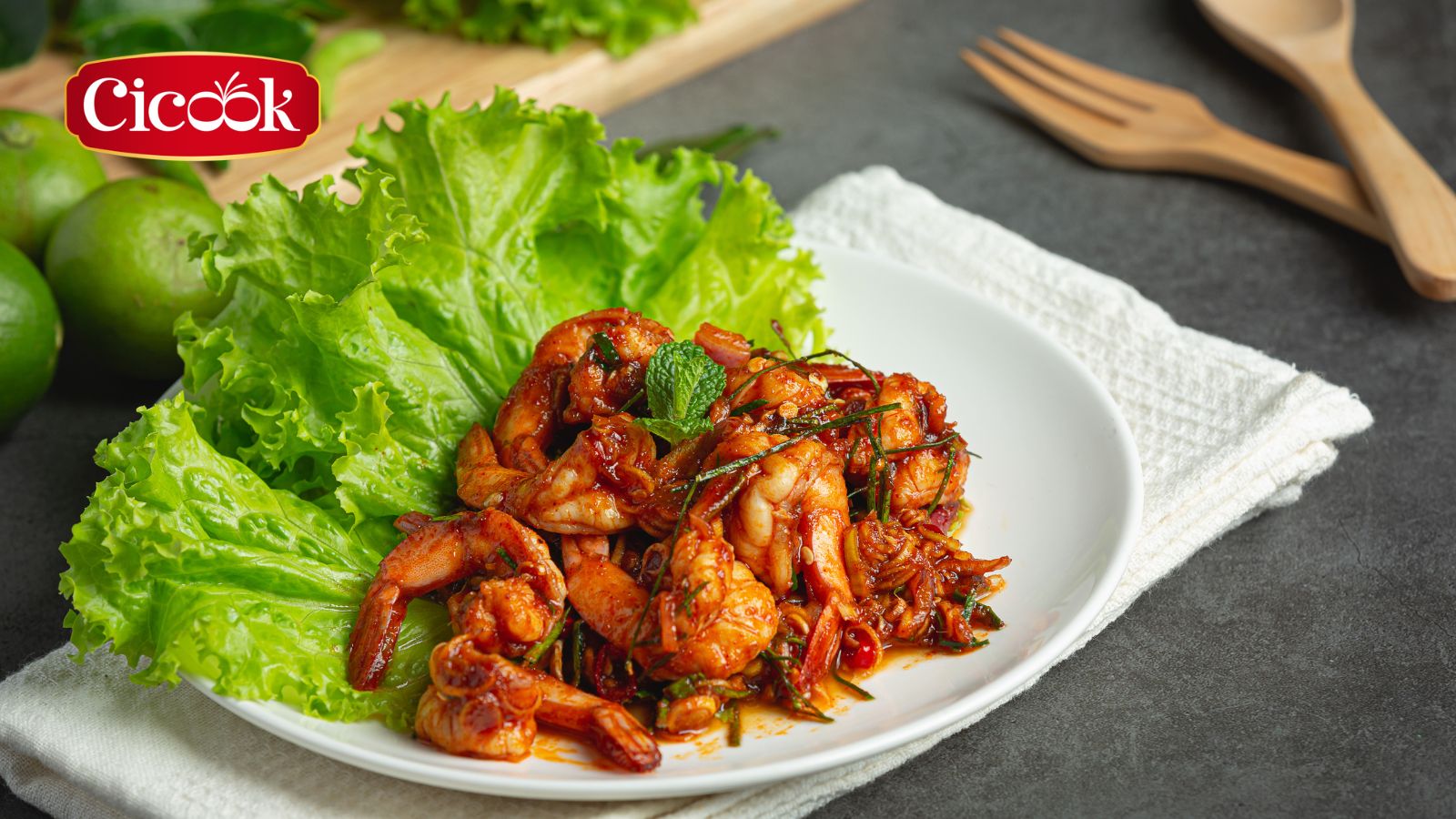 Hoàn thành món tôm sú sốt chua cay dành cho 2 người