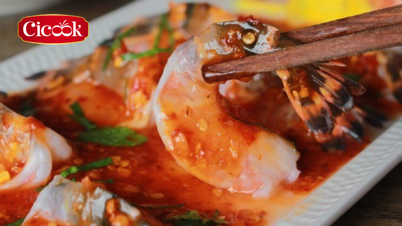 thưởng thức món tôm xốt chua cay