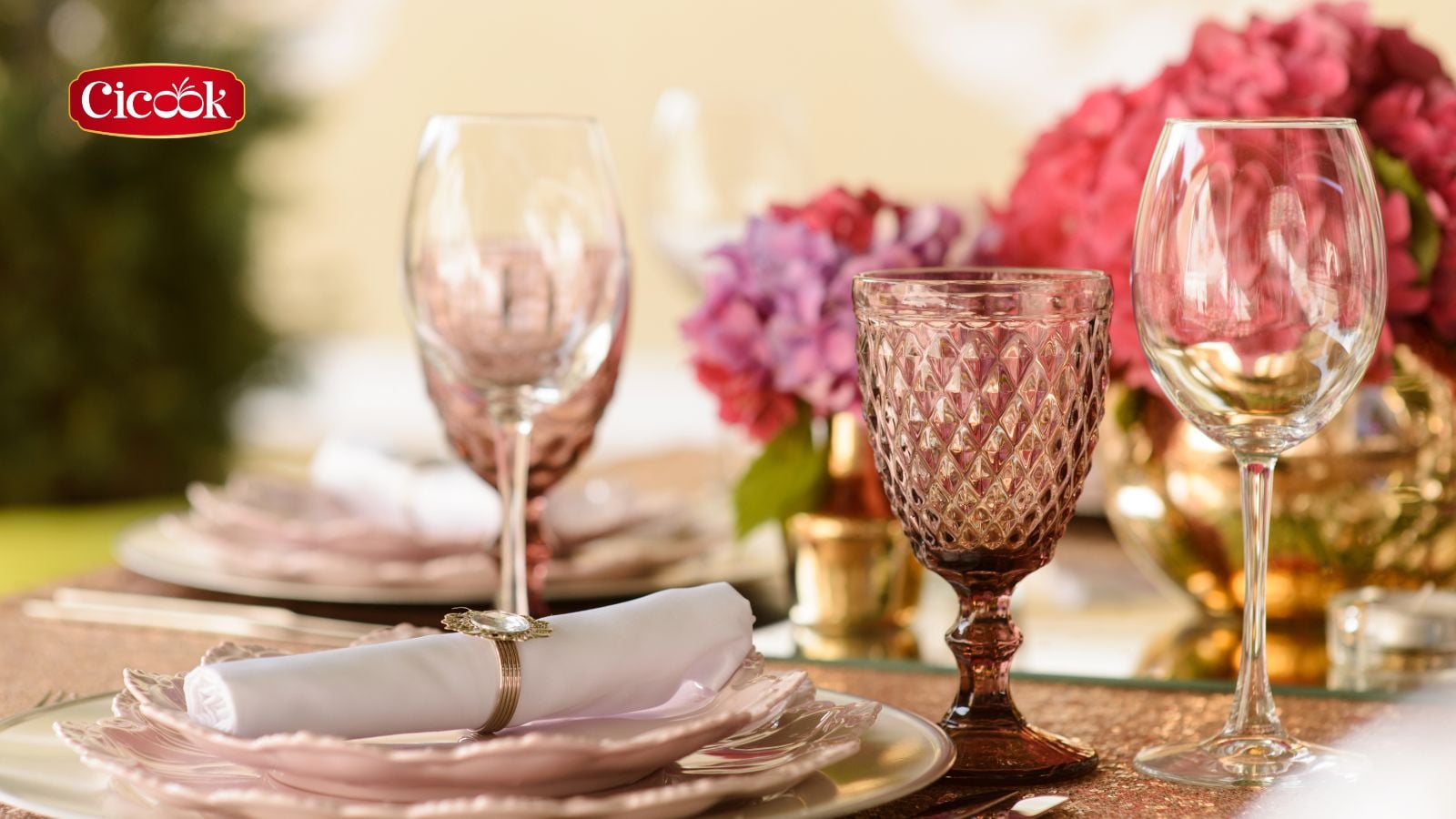 Trang trí không gian ấm áp và tạo không khí vui vẻ