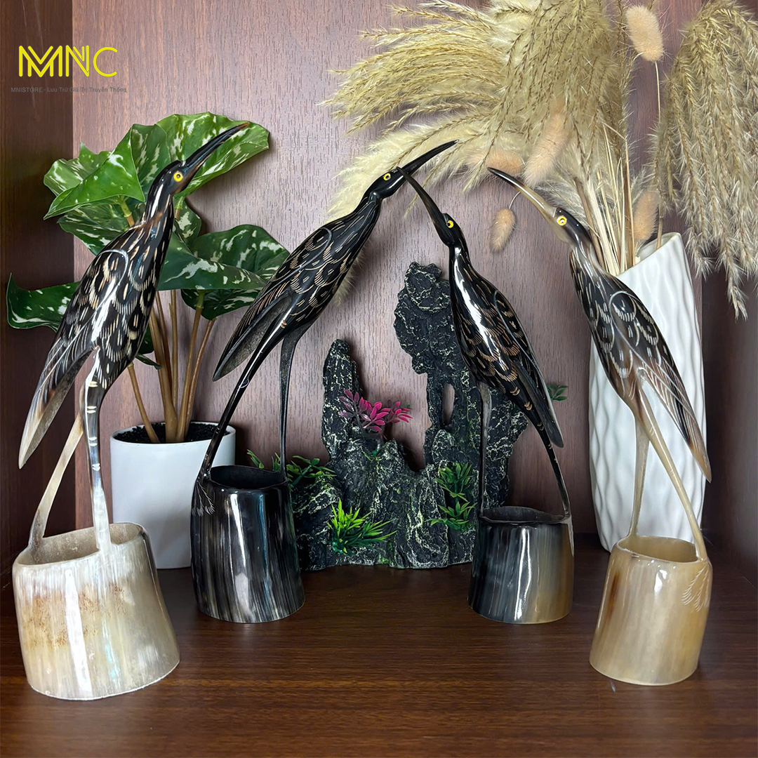 Trang Trí Phòng Làm Việc Với Tượng Con Cò Chế Tác Từ Sừng Trâu