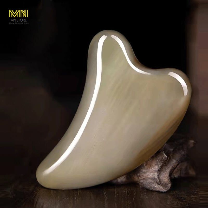 Dụng Cụ Massage Mặt Sừng Trâu So Với Đá Gua Sha: Nên Chọn Loại Nào Cho Làn Da Bạn?