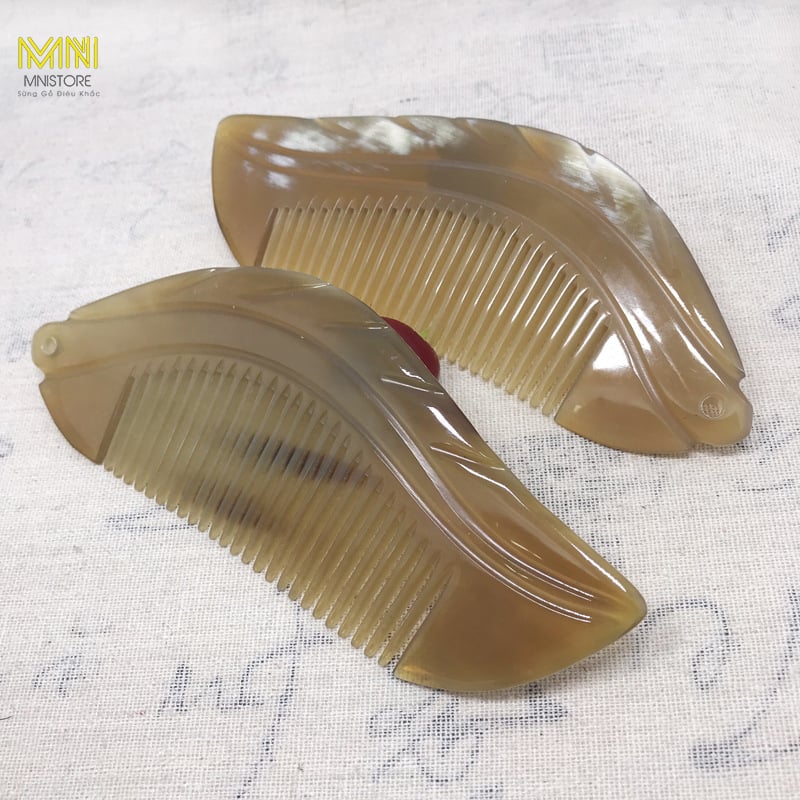 Lược sừng me khắc con cá