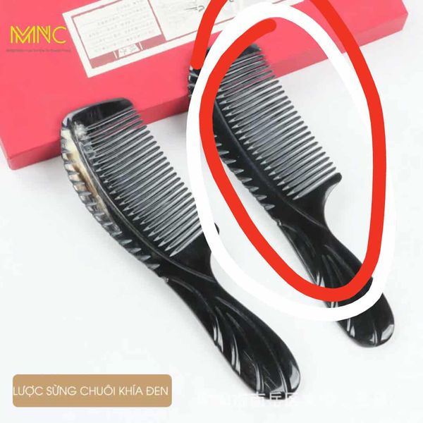 Lược Sừng Trâu Có Tay Cầm Khắc Hoa Văn