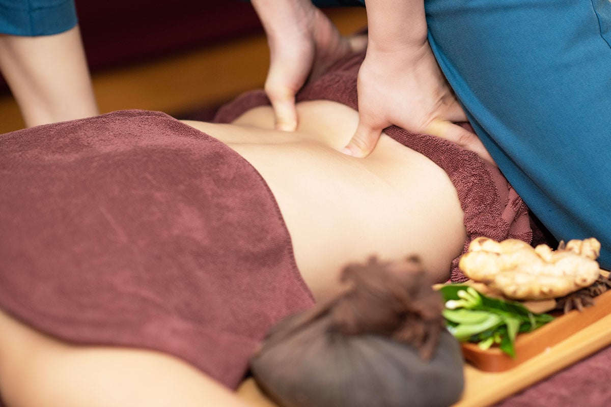 Kỹ thuật viên Hương Sen đang thực hiện liệu trình massage bấm huyệt giảm đau cho khách hàng