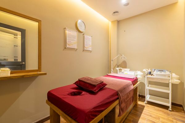Kết hợp trị liệu bấm huyệt và nghỉ ngơi trong không gian y học cổ truyền tại Hương Sen