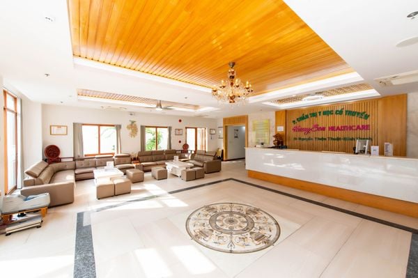 Không gian tiếp đón khách hàng tại Hương Sen Healthcare