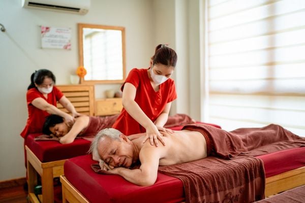 Người cao tuổi thư giãn khi được xoa bóp bấm huyệt